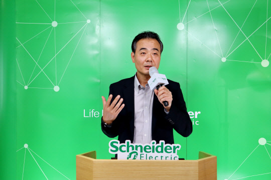 김경록 슈나이더일렉트릭코리아 대표가 '이노베이션 서밋 코리아 2020'을 앞두고 가진 미디어 간담회에서 발표를 하고 있다.